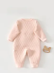 Vue détaillée d'une barboteuse matelassée rose pour bébé avec coutures en diamant hiver