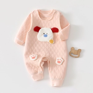 Barboteuse matelassée rose pour bébé avec patch chien et boutons-pression sur fond uni