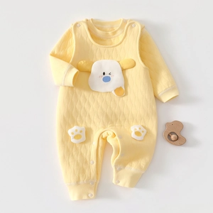 Détail de la combinaison bébé hiver matelassée jaune citron avec broderie de dessin animé