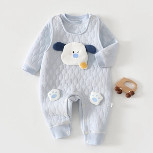 Détail d'une barboteuse matelassée bleu clair pour bébé avec motif chiot et genouillères