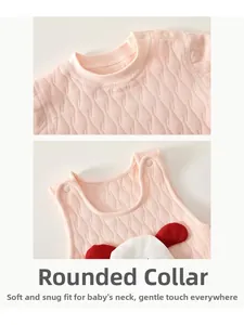 Détail du body bébé matelassé rose montrant l'encolure gansée et les boutons-pression