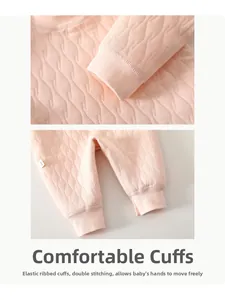Vue détaillée de la barboteuse matelassée pour bébé avec poignets côtelés et doubles coutures