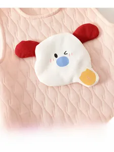 Vue détaillée du gilet matelassé rose pour bébé avec broderie de chien en 3D doux