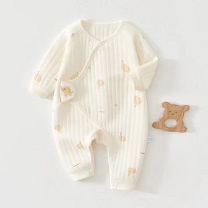 Detail von wattiertem Baby-Strampler mit Elefanten-Print und Holz-Beißring-Spielzeug