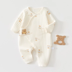 Detailaufnahme des Baby-Stramplers mit weichem Rippstrick und süßem Bären-Print
