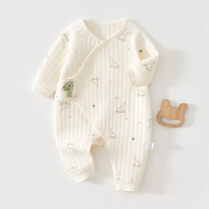 Detail von gestepptem Baby-Strampler mit Dinosaurier-Print und Druckknöpfen aus Baumwolle