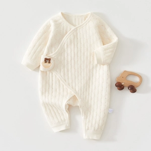 Detailansicht Baby-Strampler aus Baumwolle mit Bärenmuster und seitlichem Verschluss