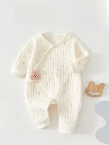 Details zum Baby-Steppstrampler mit rosa Blumenmuster und süßem Hasen-Aufnäher seitlich