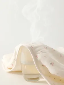Atmungsaktiver Baby-Body aus Baumwolle mit Blumenmuster zeigt Dampfventilation für Komfort