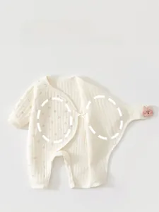 Details des wattierten Baby-Stramplers mit Druckknöpfen und geblümtem Bauchschutz