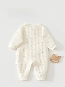 Detailansicht der Baby-Einteiler Rückseite mit Blumenmuster und Stricktextur aus Baumwolle