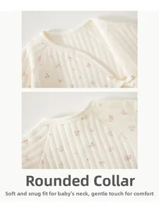 Detail von Baby-Baumwoll-Jumpsuit-Ausschnitt mit Druckknöpfen und Bändern für Wärme