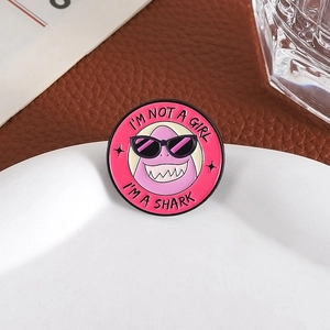 Rosa Emaille-Anstecknadel mit lustigem lila Hai, Sonnenbrille und Comic-Text