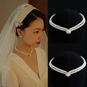 Gros plan d'un collier de perles double épaisseur avec pendentif et boucles d'oreilles