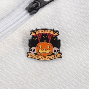 Detail der Halloween-Emaille-Anstecknadel mit schwarzen Katzen und Kürbis auf Canvas