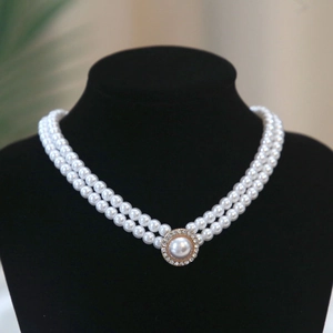 Élégant collier de perles à deux couches avec un pendentif rond serti de strass brillants