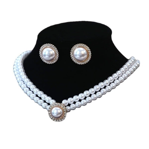 Ensemble collier de perles double épaisseur et boucles d'oreilles avec bord doré