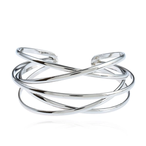 Minimalistischer silberner Armreif mit hohlem, mehrlagig gewebtem, poliertem Metalldesign