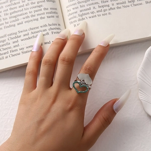 Bague en Alliage Argent pour Femmes Minimaliste en Forme de Cœur Strass Vert Pendentif Infini Bijoux Élégante Bague de Doigt