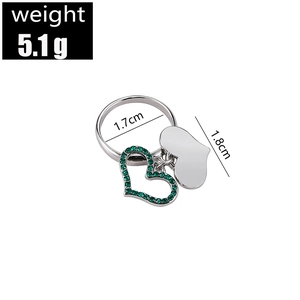 Vue détaillée d'une bague argentée avec pendentif cœur vert et dimensions