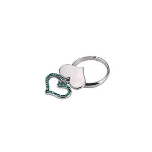 Bague en argent avec pendentifs en forme de cœur entrelacés et cristaux verts