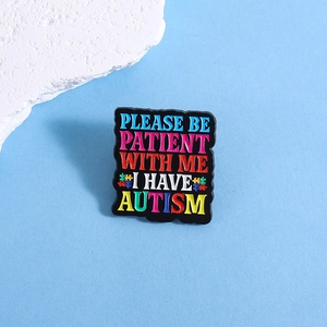 Détail de la broche en émail pour l'autisme avec texte Please Be Patient With Me