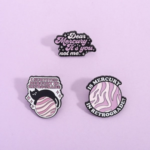 Lot de trois pin's émaillés chat et espace sur thème rétrograde sur fond violet pastel