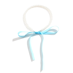 Detailopname van witte parelketting met een lichtblauwe satijnen strik voor dames
