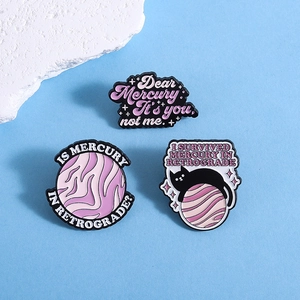 Ensemble de 3 broches émaillées violettes avec chat noir et motifs de planètes
