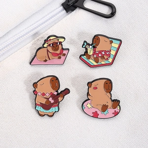 Set di quattro spille in smalto capibara con scene di vacanze estive su borsa di tela