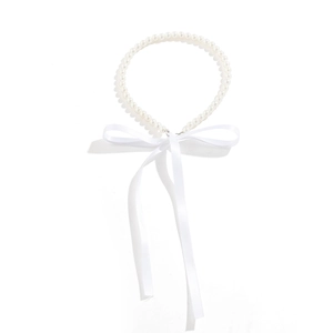 Detailweergave van een retro parelketting met een lange witte satijnen strik als accent
