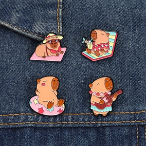 Set di quattro simpatiche spille in smalto a forma di capibara a tema vacanza tropicale
