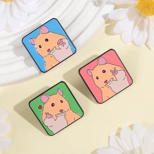 Vue détaillée de trois pin's carrés en émail hamster avec fonds bleu rose et vert