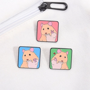 Trois pin's carrés en émail avec des hamsters mignons sur fond de toile de sac blanche