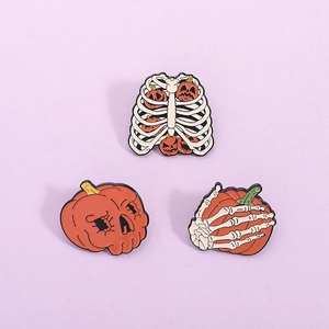 Spilla in Smalto Zucca Scheletro Halloween Cartoon in Lega di Zinco Laccato Distintivo per Abbigliamento Vacanza Zaino Decorazione Accessorio