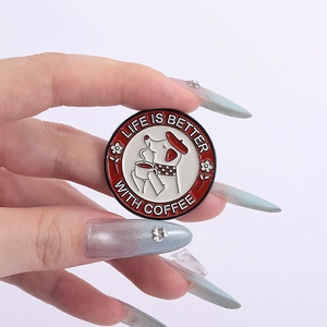 Broche en émail chien et café avec inscription Life Is Better With Coffee sur fond blanc