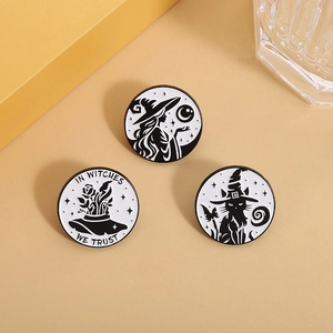 Dreiteiliges Schwarz-Weiß-Hexen-Katzen-Emaille-Pin-Set mit In Witches We Trust-Schriftzug