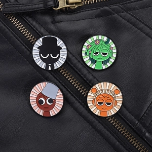 Detailaufnahme der bunten runden Emaille-Anstecknadeln auf einer schwarzen Lederjacke