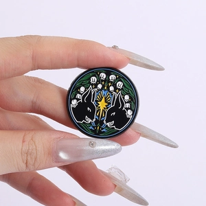 Détail du pin's émaillé avec lapins noirs, muguet et une étoile jaune centrale