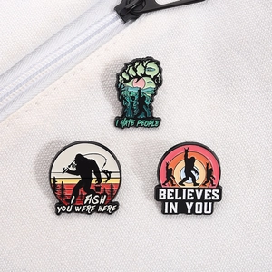 Détails de trois pins en émail Sasquatch de style dessin animé sur toile blanche