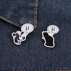 Broches en émail chat et vache minimalistes avec lettre grecque μ sur tissu denim