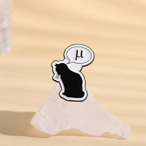 Détail du pin's émaillé chat noir assis avec une bulle de texte et le symbole Mu