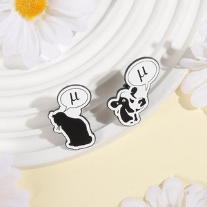 Broches en émail chat noir et silhouette de vache avec lettre grecque μ sur fond jaune