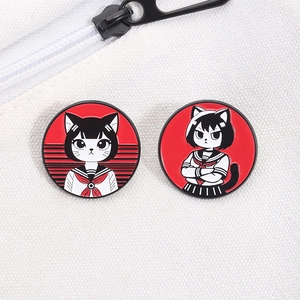 Détail de pins émaillés style chat manga japonais fixés sur un sac en toile blanc