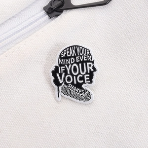 Détail du pin's émaillé avec citation inspirante sur toile pour décorer vos sacs