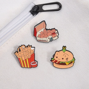 Détail de pins créatifs chat et fast-food sur un sac en toile beige