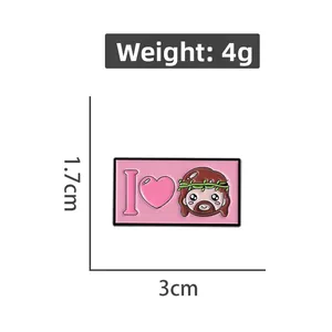 Vista dettagliata della spilla anime rosa con dimensioni 3cm di lunghezza e 1,7cm di larghezza