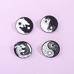 Lot de quatre broches en émail yin yang avec motifs de chat koi loup soleil et lune