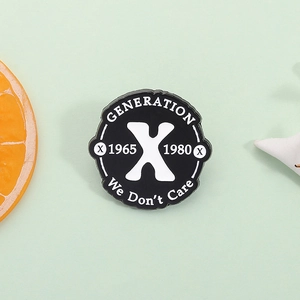 Detail der schwarzen Generation X Emaille-Brosche mit We Don't Care-Text und Jahren