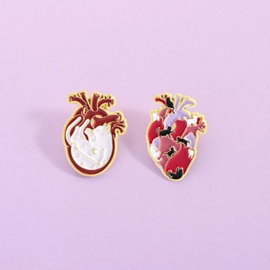 Broches créatives en forme de cœur anatomique avec chats mignons et bords dorés sur violet